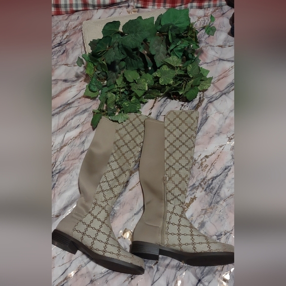 Shoes - Women boots size 7.5 New condition